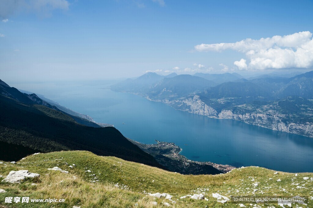 高山湖畔美景