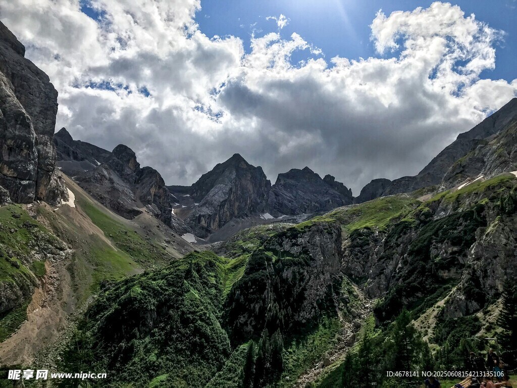 壮丽山峦与蓝天白云美景