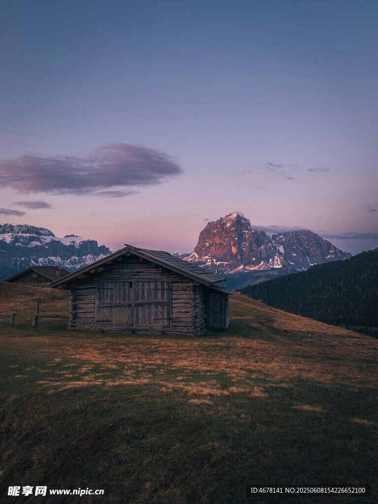 山间小屋的黄昏美景