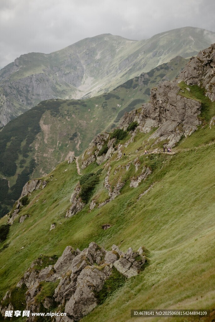 山间绿野与嶙峋岩石景观
