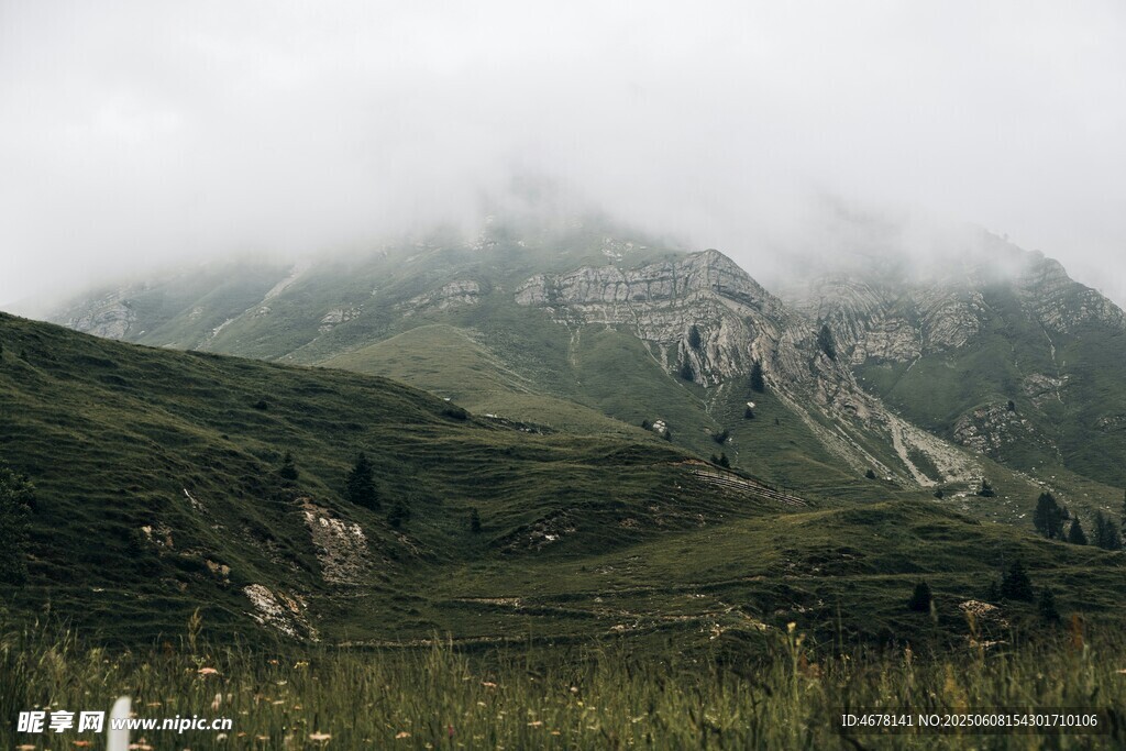 云雾缭绕的山间美景