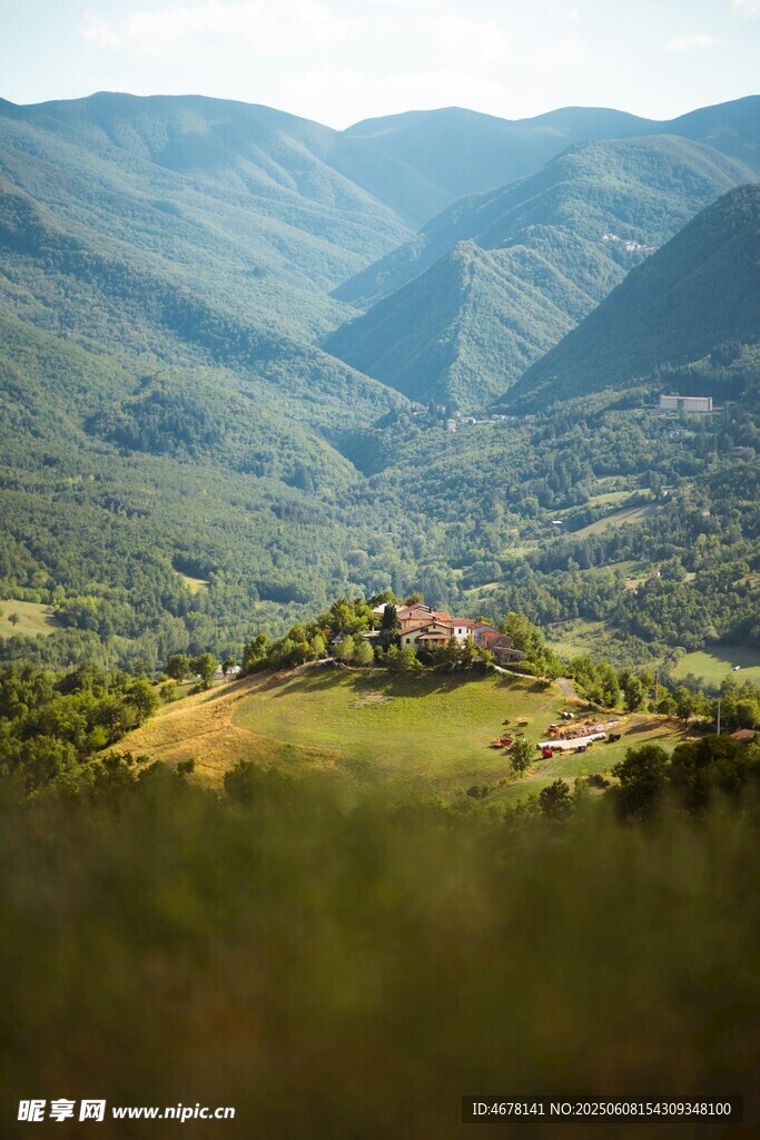 山间美景 绿意盎然的村落