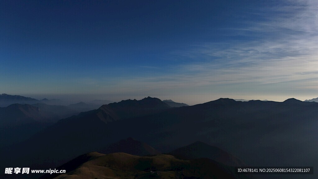 壮丽山景与天际线