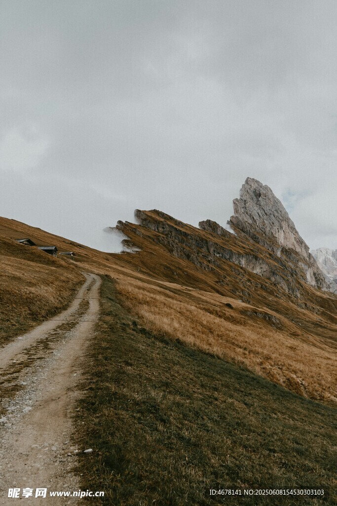 山间小径通往巍峨山峰