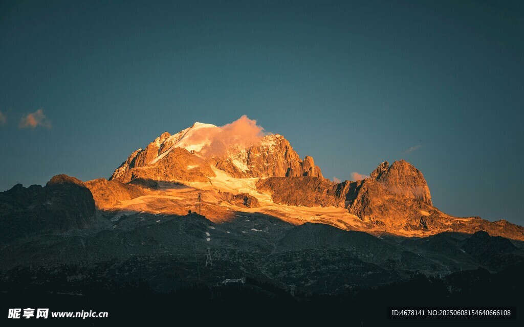 夕阳下的壮丽山峰