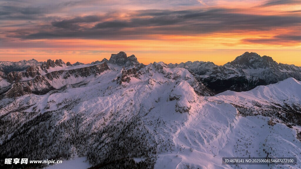 雪山壮丽日出美景