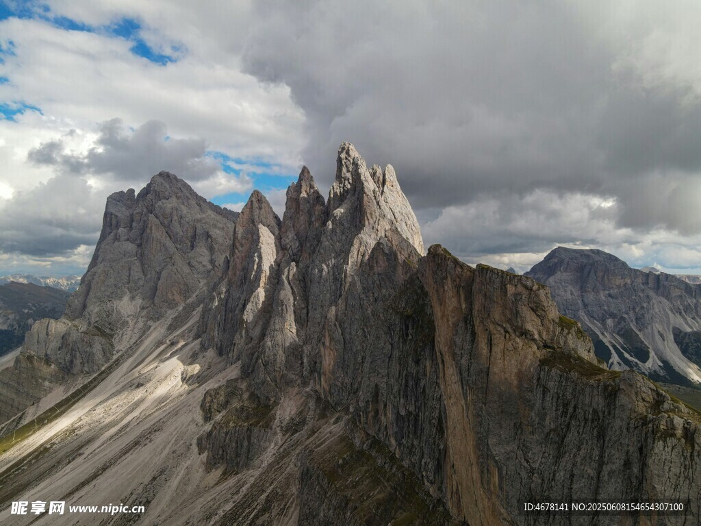 巍峨壮丽的高山景观