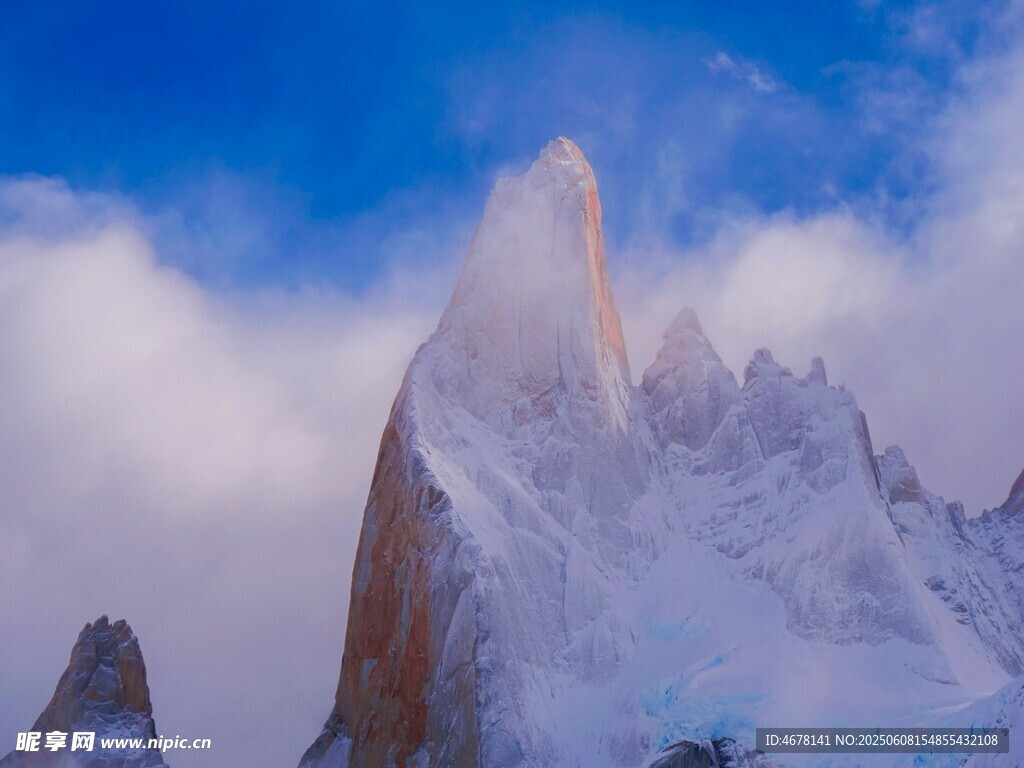 巍峨雪山映蓝天