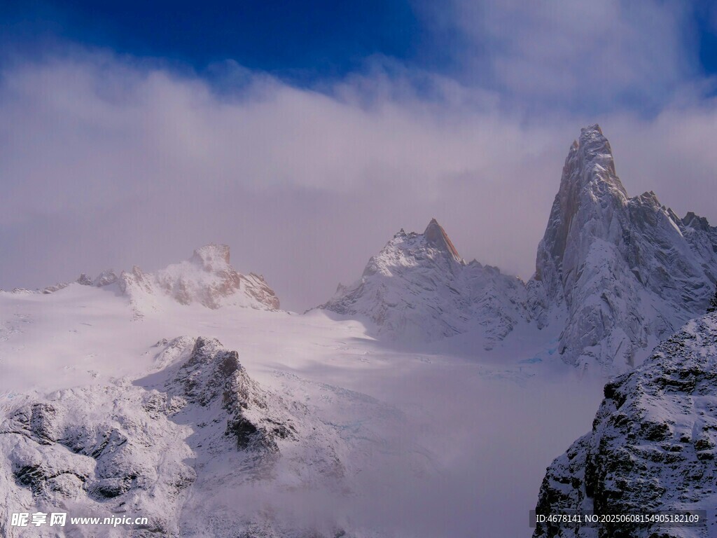 雪山云雾缭绕壮丽景观