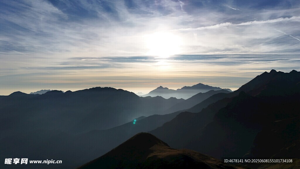 山间日出美景
