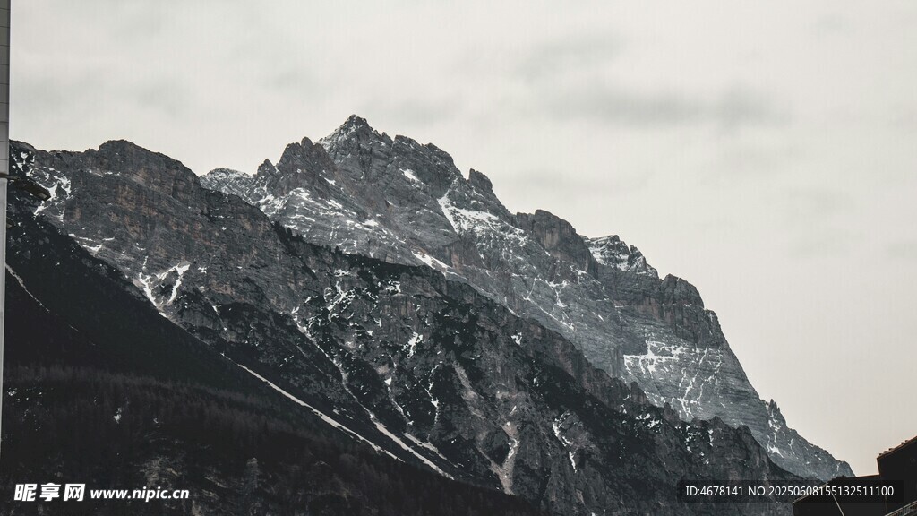 巍峨雪山壮丽景致