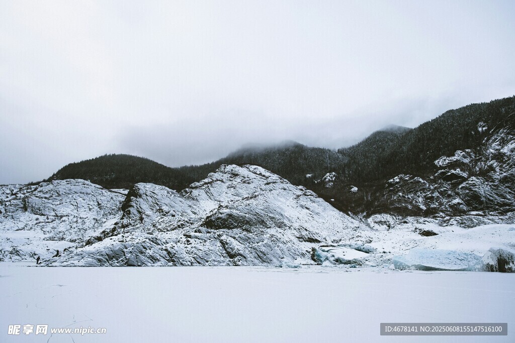 雪山景致 云雾缭绕之美