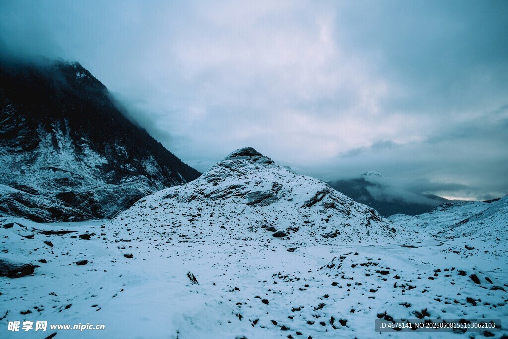 雪山云海壮丽自然景观