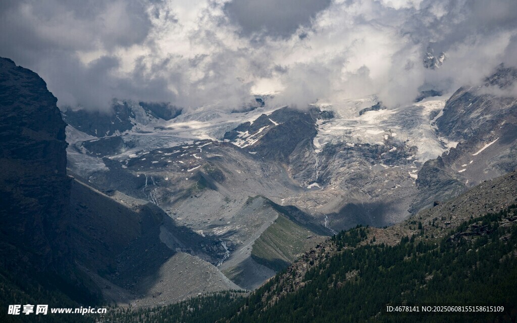 壮丽雪山山谷云雾景观