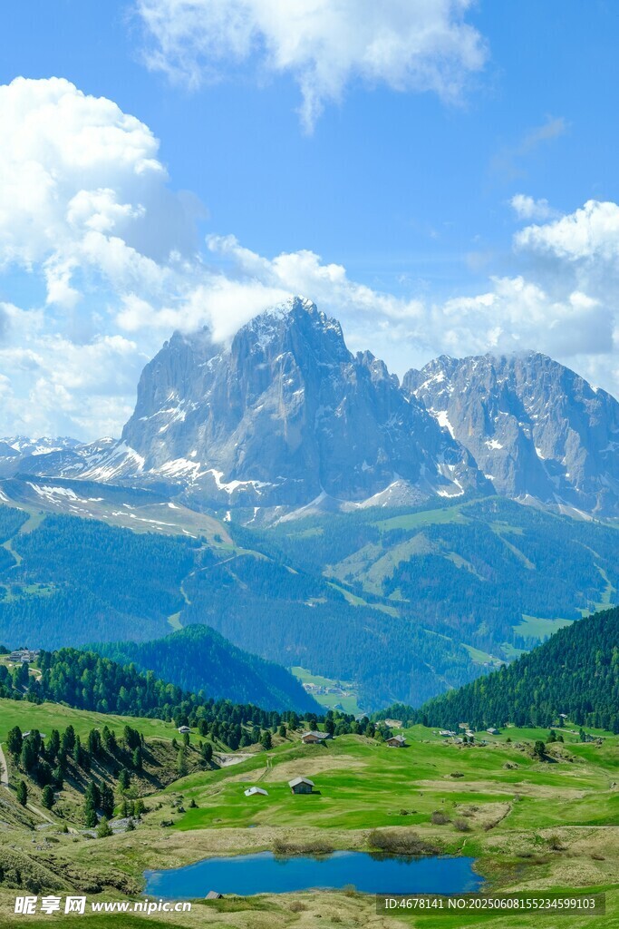 高山湖畔美景