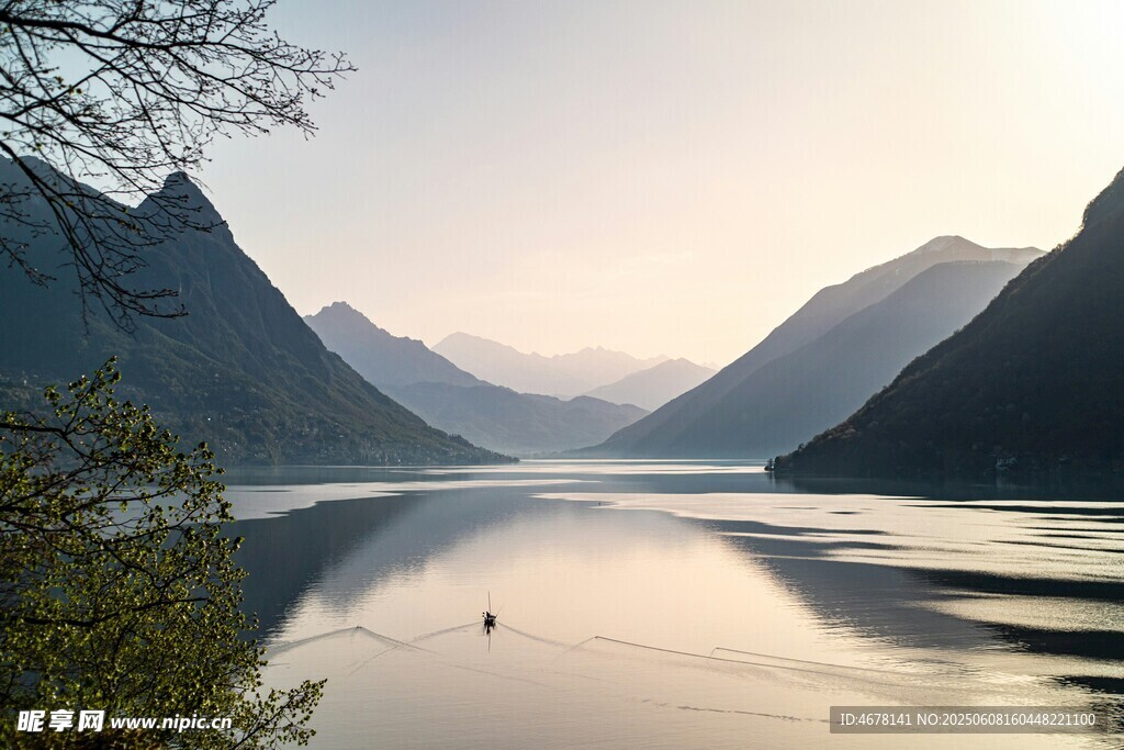 宁静山水间的悠然景致