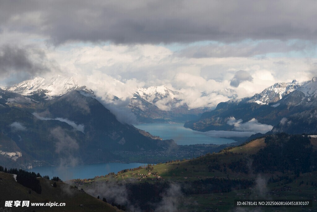 壮丽高山湖泊风景图