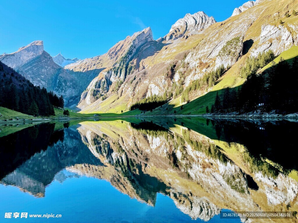 高山湖泊绝美倒影景观