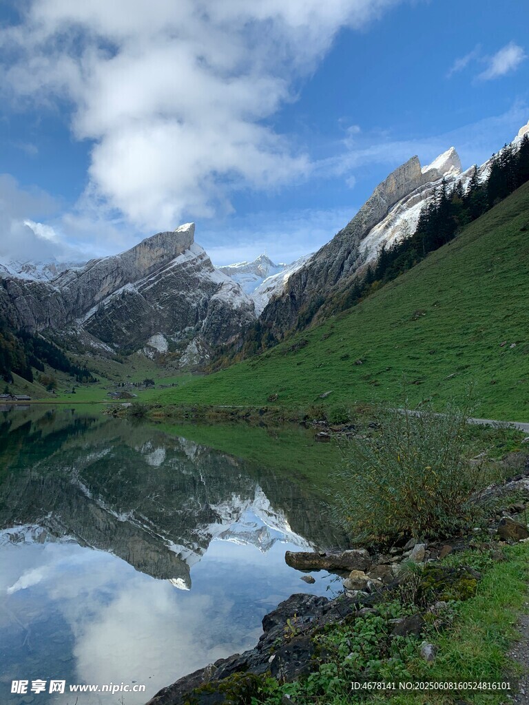山间湖畔美景