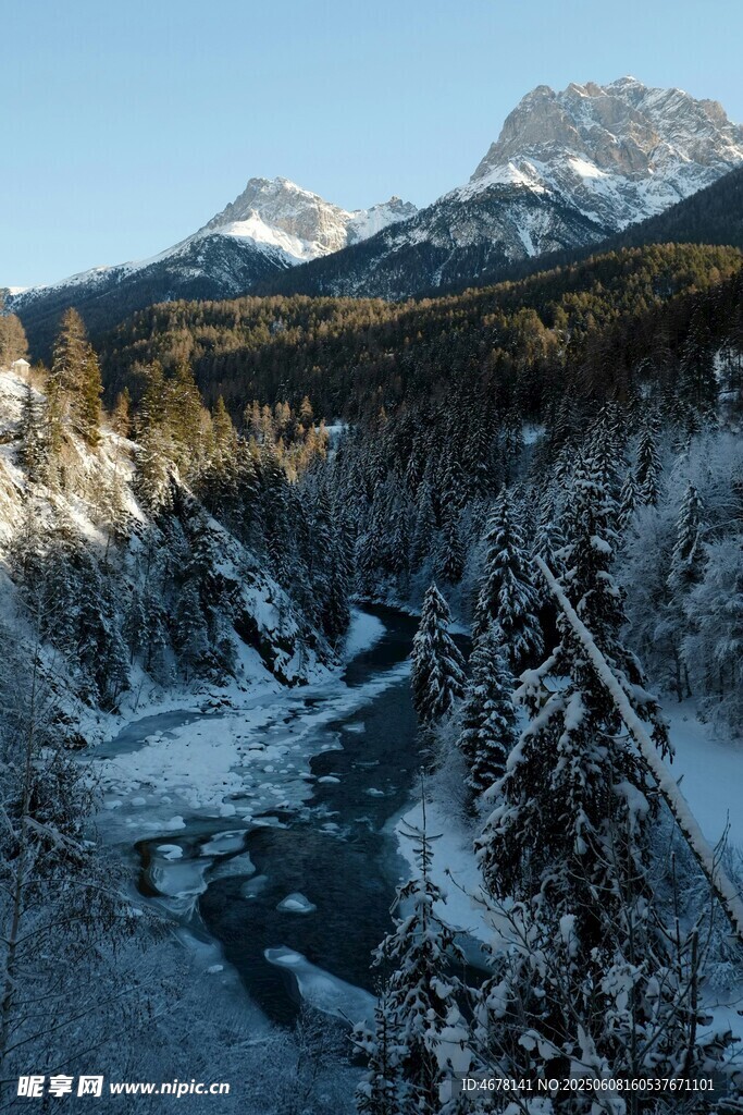 冬日雪山森林河谷美景