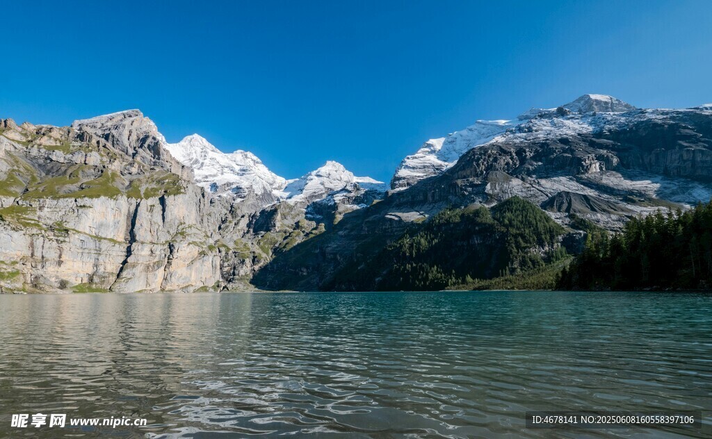 高山湖泊美景