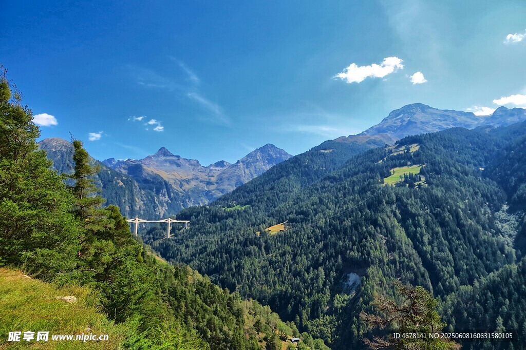 山间美景 蓝天白云青山
