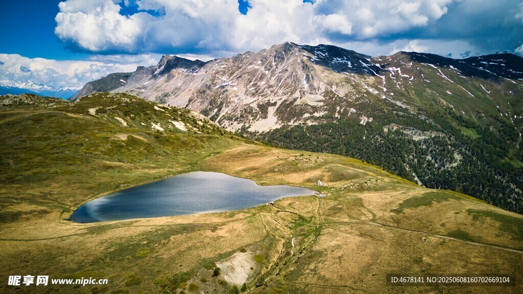 高山湖畔美景