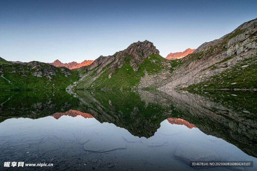 山间静湖美景