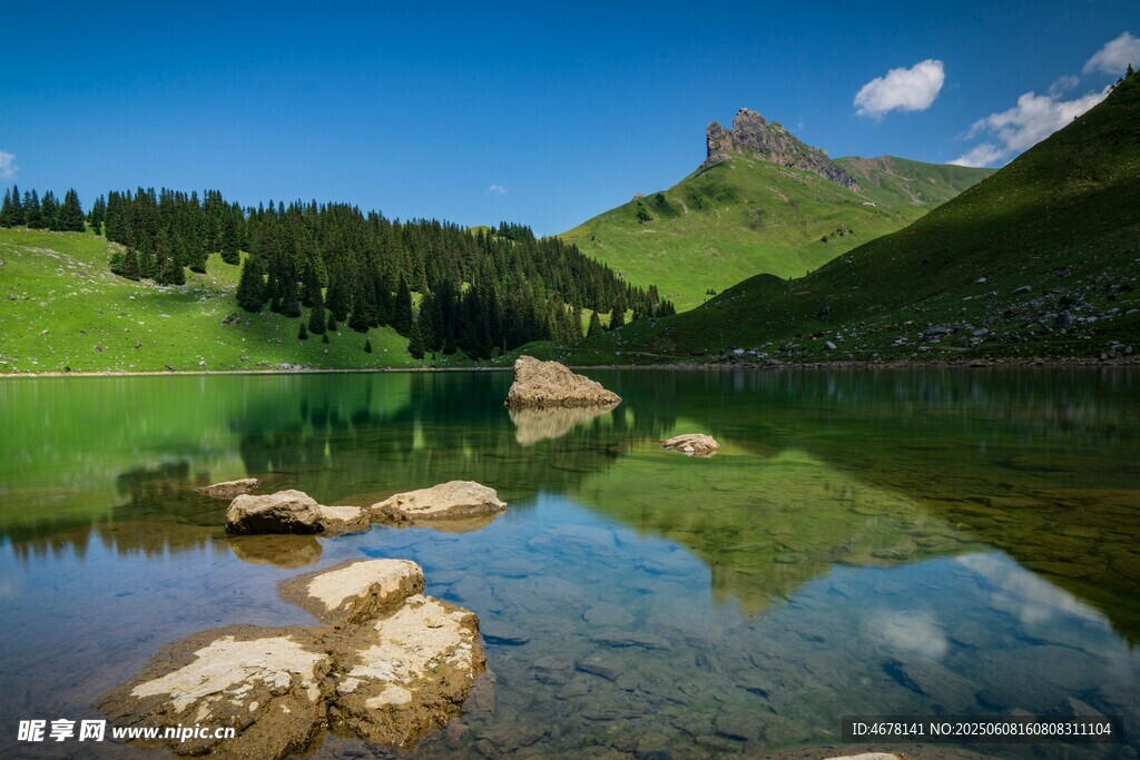 山间碧湖美景