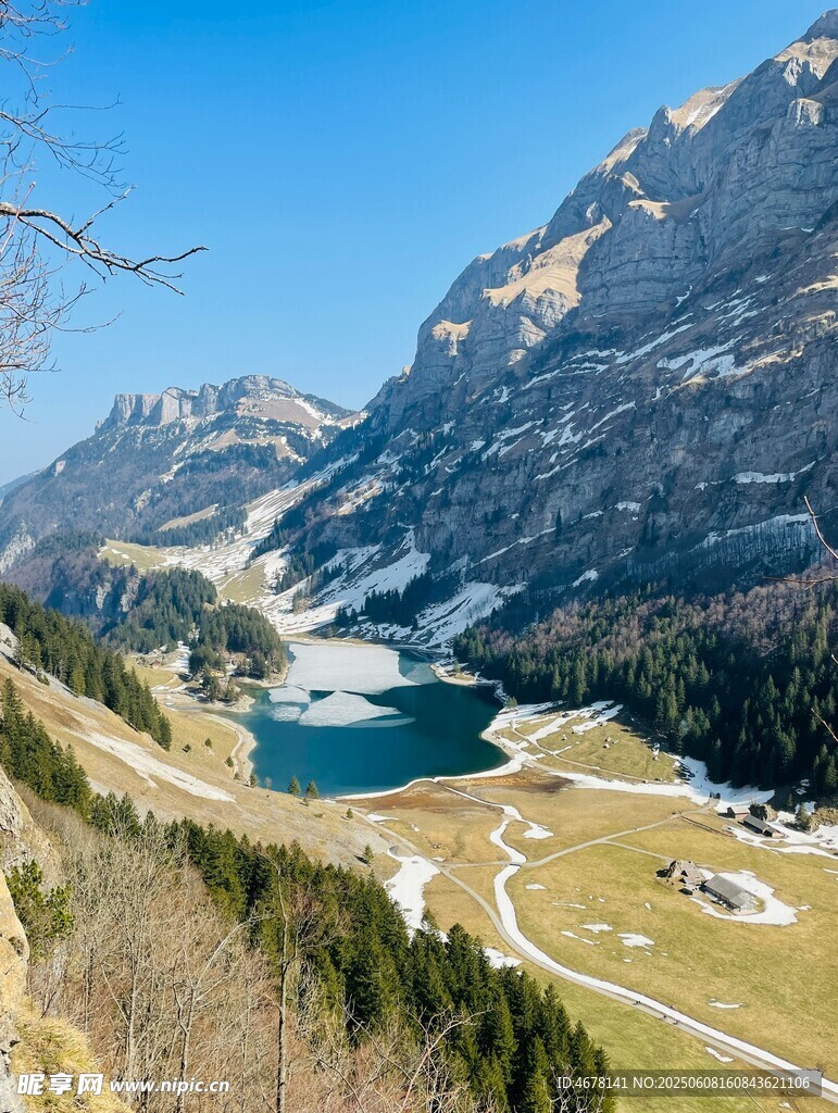 高山湖畔美景