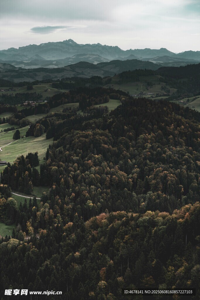 山峦绿野的壮阔空中景致