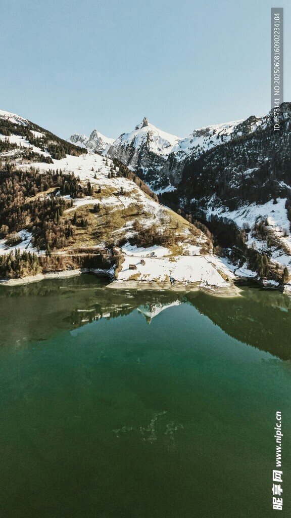 雪山下的碧绿湖泊