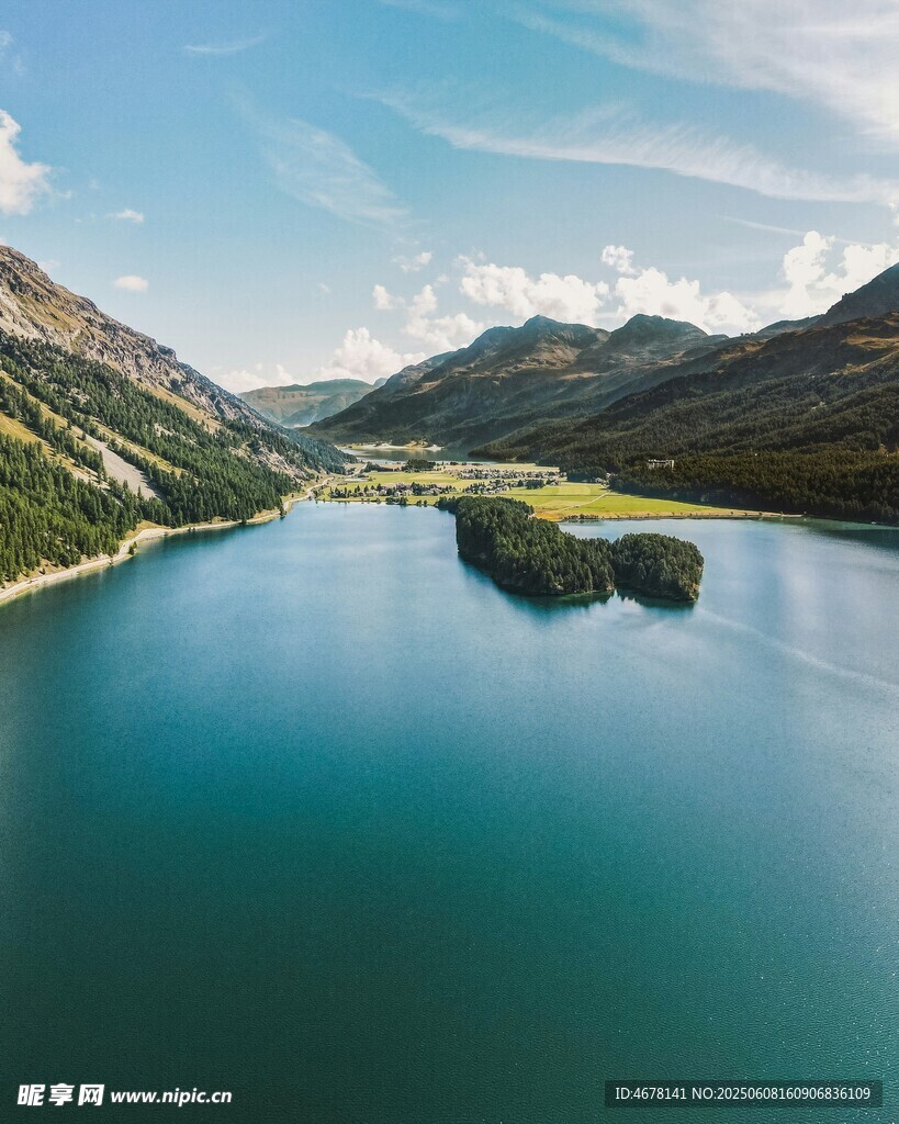 高山湖泊美景如画