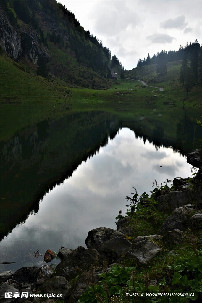 山间静谧湖景