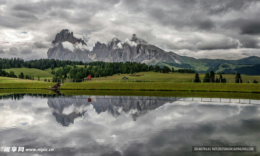 山间湖畔美景