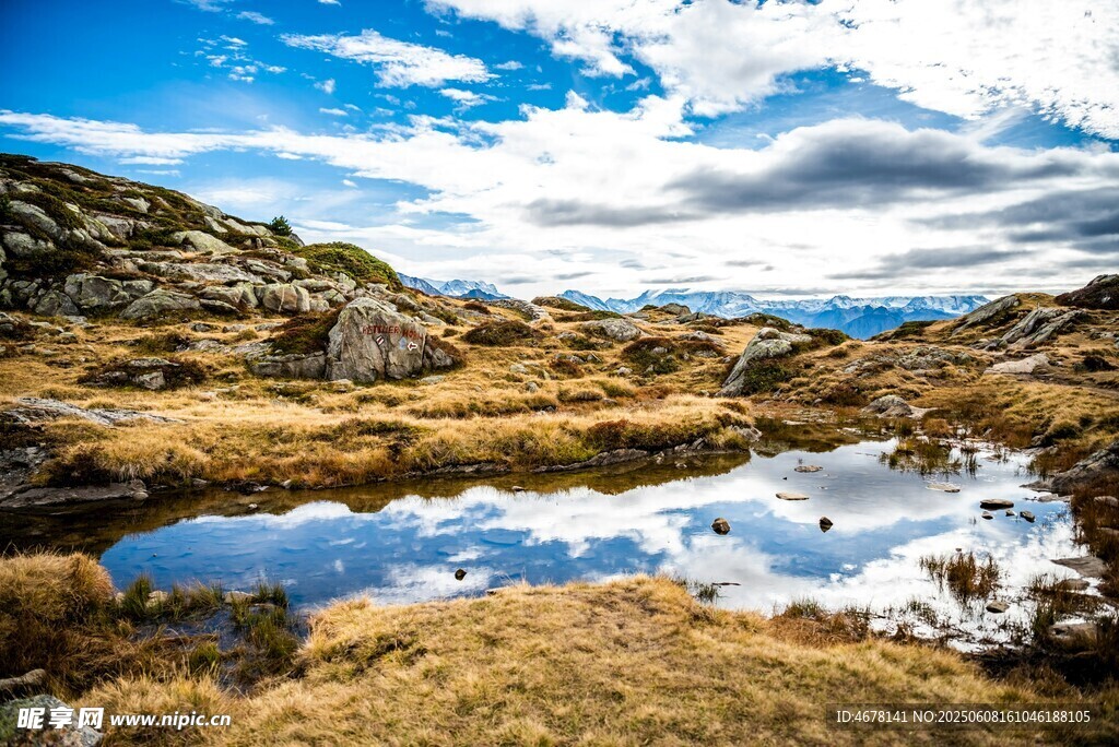 山间静谧小湖风景如画