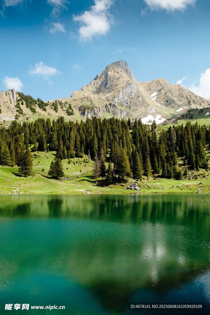 山间碧湖美景