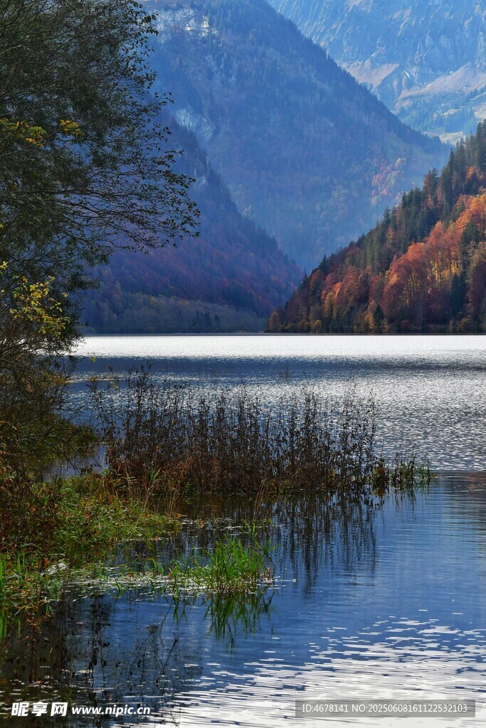 秋日静谧湖畔山水美景
