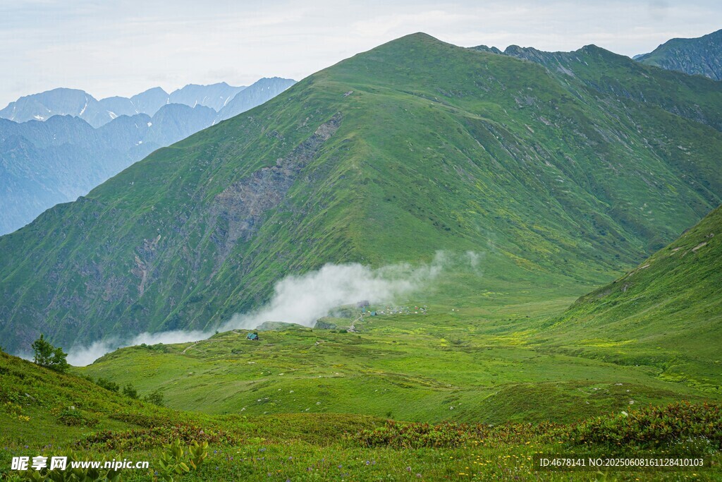 青山绿野间云雾缭绕美景
