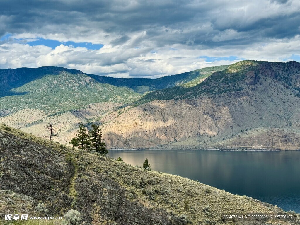 山间湖畔美景
