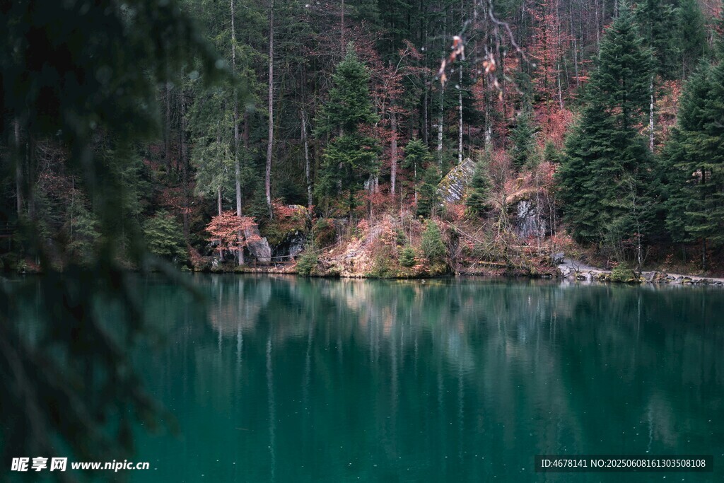 静谧山林中的碧绿湖水