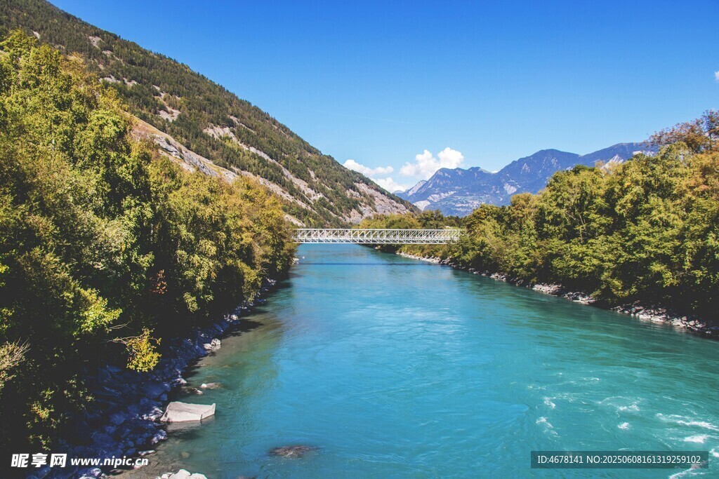 青山环抱的澄澈河流