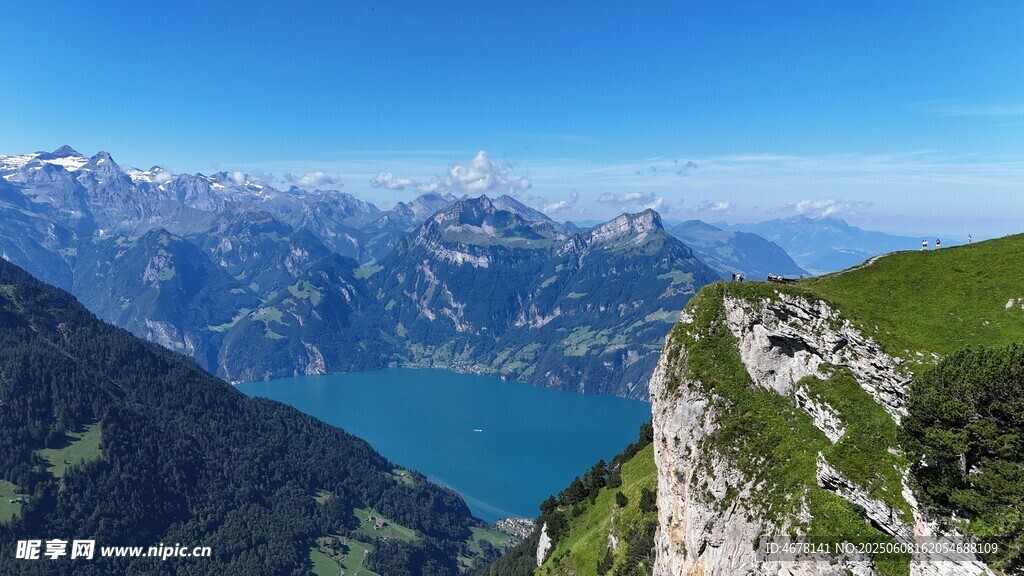 高山湖畔美景
