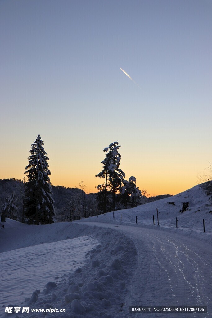 雪后黄昏山间小路美景