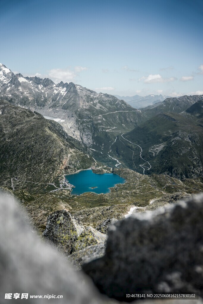高山间的幽蓝湖泊美景