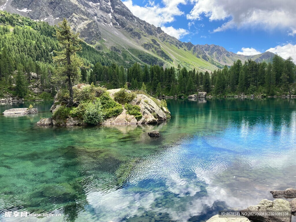 高山碧湖美景