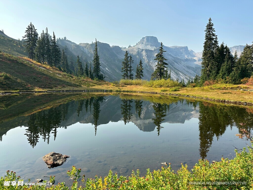 山间静谧湖景