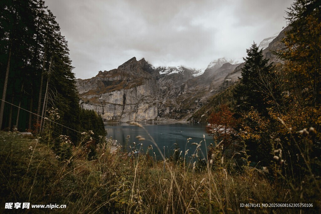山间湖畔美景