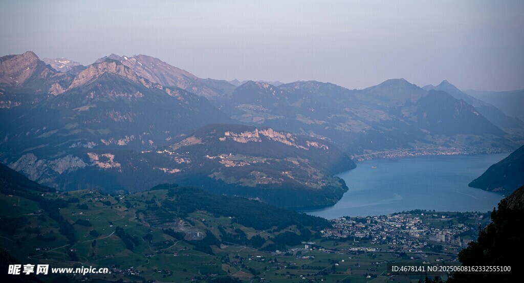 山间湖泊美景