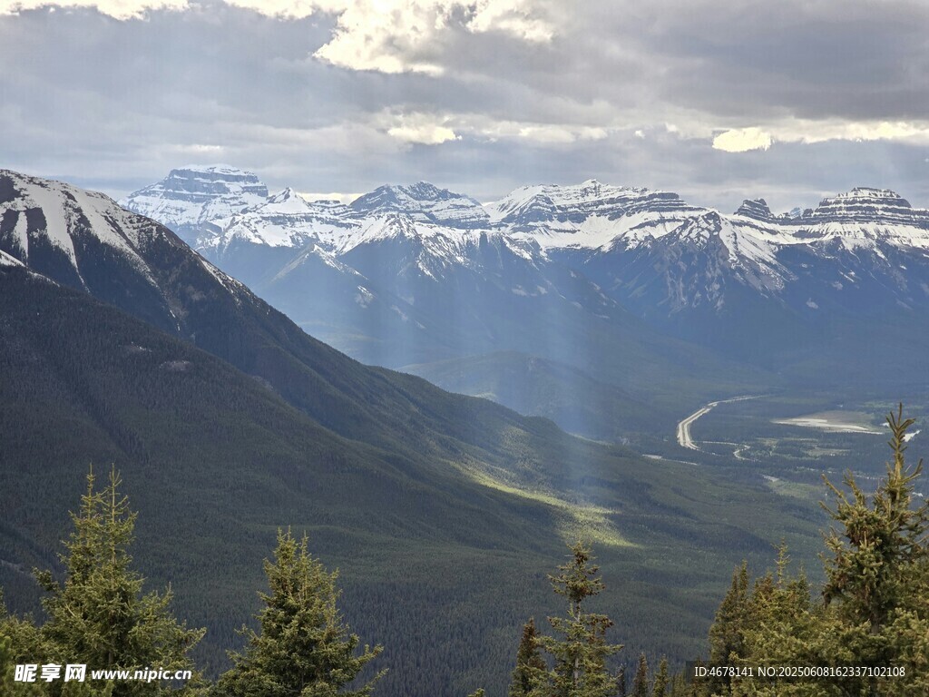 山间美景现阳光穿透云层